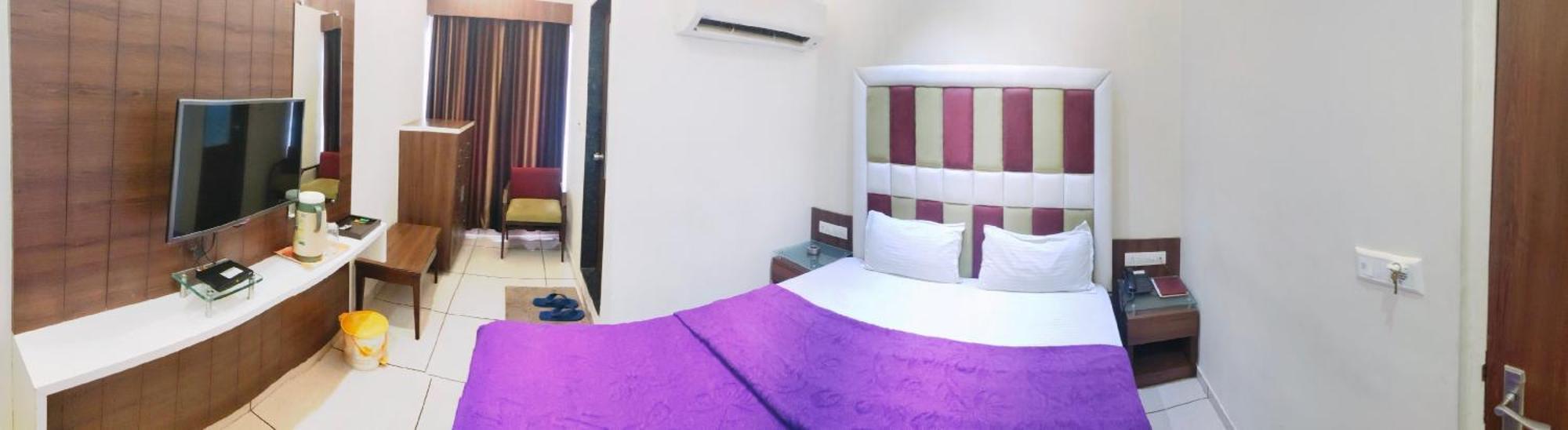 Hotel Zenith Surat Exterior foto