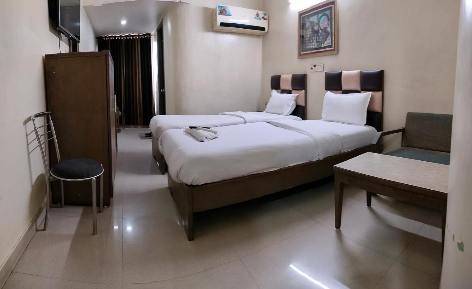 Hotel Zenith Surat Exterior foto