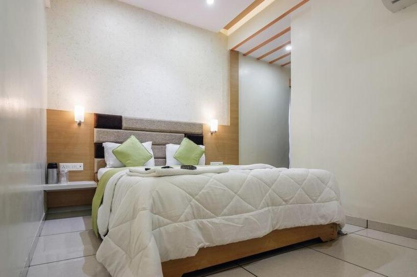 Hotel Zenith Surat Exterior foto