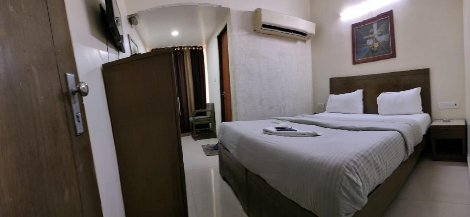 Hotel Zenith Surat Exterior foto