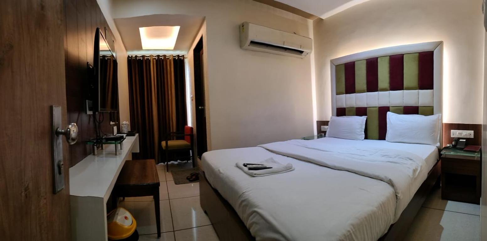 Hotel Zenith Surat Exterior foto