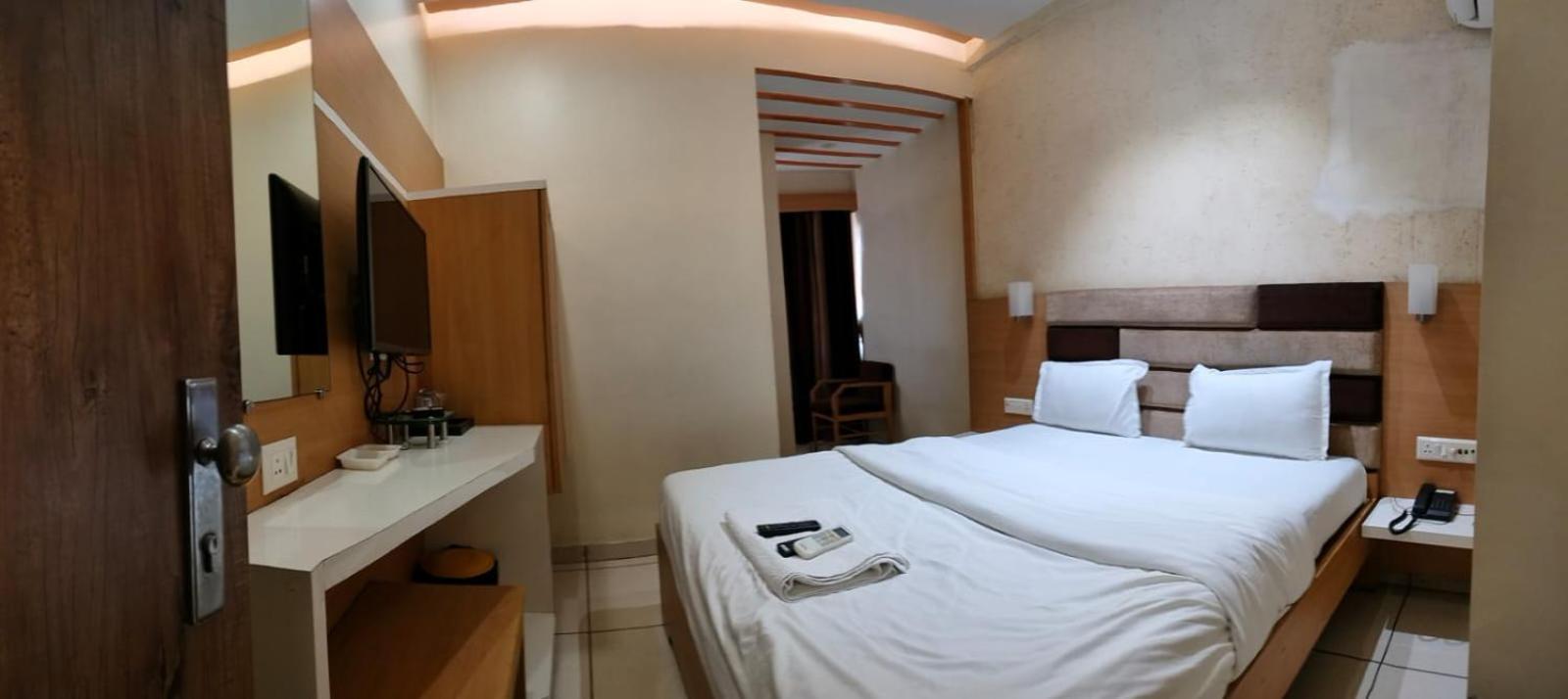 Hotel Zenith Surat Exterior foto