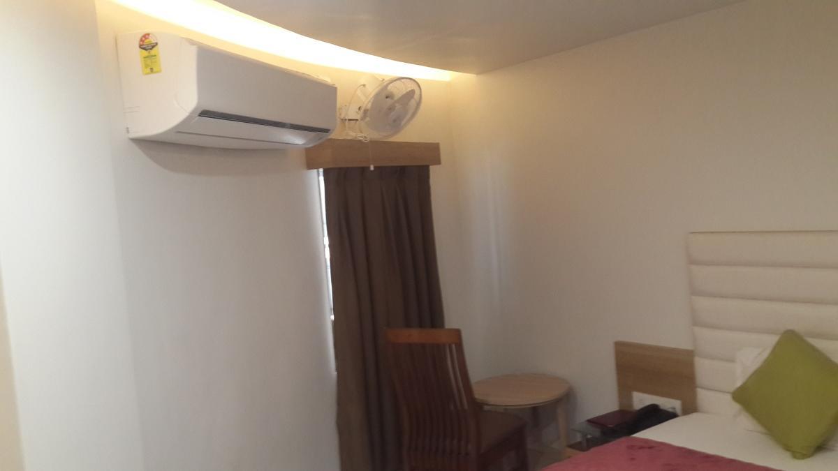 Hotel Zenith Surat Exterior foto