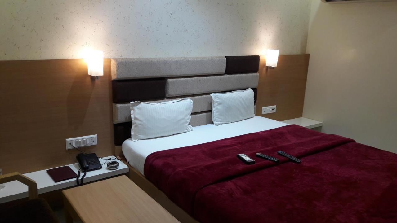 Hotel Zenith Surat Exterior foto